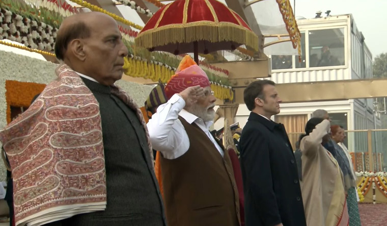 Republic Day: President Murmu Unfurls National Flag, Parade Begins ...